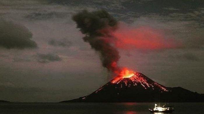 Viral, Gunung Anak Krakatau MeletusTengah Malam, Semburkan Abu Setinggi 600 Meter - tribungayo.com