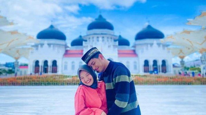 Nabila LIDA dan Ilyas Bachtiar foto di depan Masjid Raya Baiturrahman, Banda Aceh