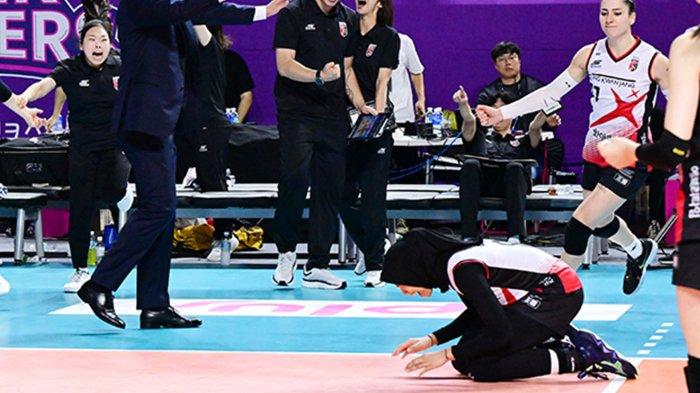 Megawati Hangestri sujud syukur dilapangan setelah mengalahkan Pink Spiders