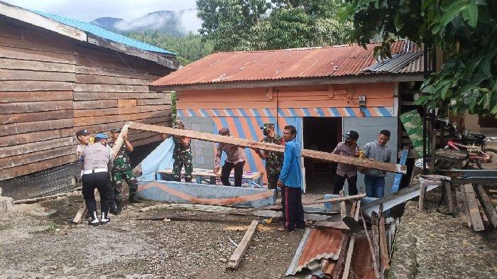 Warga dan TNI Bergotong Royong Memperbaiki Kerusakan