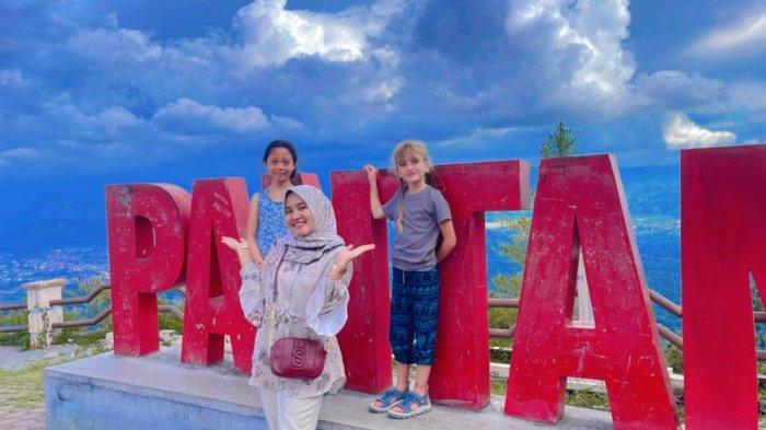 Keindahan alam Danau Lut Tawar dan Kota Takengon dari objek Wisata Pantan Terong.