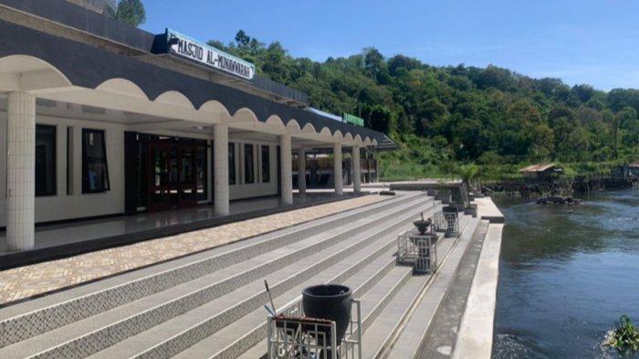 Pemandangan indah Masjid Al-Munawwarah di tepi Sungai Peusangan Aceh Tengah.