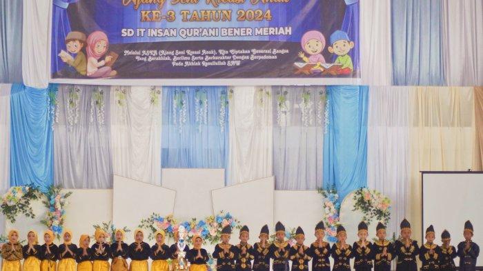 Murid SD IT Qur'ani Kabupaten Bener Meriah menampilkan tarian pada ajang seni kreasi anak yang berlangsung, di Gedung Olah Raga dan Seni (GORS) kabupaten setempat, Sabtu (18/5/2024).