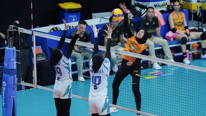 PROLIGA 2025 - Pevoli Jakarta Popsivo Polwan, Arsela Nuari Purnama (kanan) melakukan spike saat melawan tim voli putri Jakarta Electric PLN dalam seri ketiga Final Four Proliga 2025 di Gor Sritex Arena, Solo, Kamis (1/5/2025). Electric PLN berhasil mengalahkan Popsivo Polwan dengan skor akhir 3-1 (25-23, 25-21, 22-25, 25-20).
