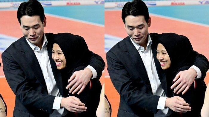 Pevoli asal Indonesia yang main di Liga Voli Korea, Megawati Hangestri dipeluk sang pelatih Red Sparks, Ko Hee-jin. (KOVO)