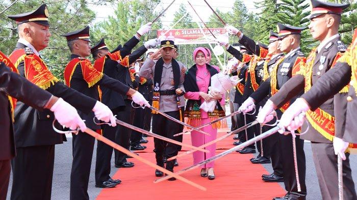 Kapolres Bener Meriah yang baru AKBP Tuschad Cipta Herdani disambut dengan tradisi pedang pora sekaligus prosesi adat gayo di halaman Polres Bener Meriah, Kamis (11/7/2024).