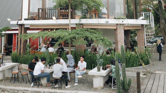 Teluk Mendale wajib dikunjungi wisatawan terletak di Kampung Mendale, Kecamatan Kebayakan, hanya beberapa kilometer dari pusat kota Takengon.