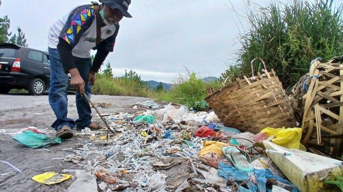 Sejumlah limbah medis ditemukan ditumpukan sampah dijalan menuju ke pemukiman warga di Kabupaten Bener Meriah.