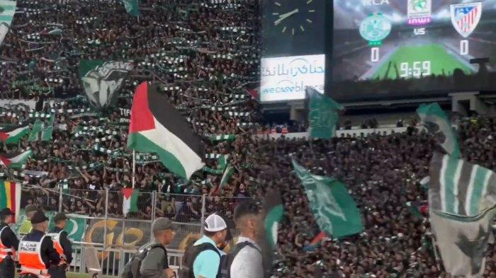 Suporter Raja Casablanca Menunjukkan Solidaritas Terhadap Palestina di Tengah Konflik.