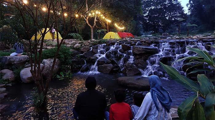 Wisatawan menikmati pemandangan alam di Temas River Park.