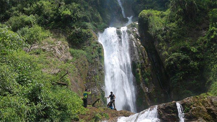 
Objek wisata air terjun tujuh lapis atau tujuh tingkat di kawasan pegunungan Jambur Latong, di Desa Lembah Alas, Kecamatan Deleng Pokhkisen (Depok), Aceh Tenggara, Aceh.