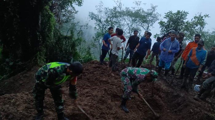 Saat ini masyarakat bersama pihak terkait masih terus melakukan penggalian menggunakan cangkul, karena akses mobil jauh jadi terpaksa menggunakan alat seadanya.