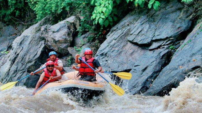 Wisata Aceh Tanggara salah satunya adalah arung jeram sedang mengarungi Sungai Alas Ketambe yang begitu deras dan ganas saat berwisata