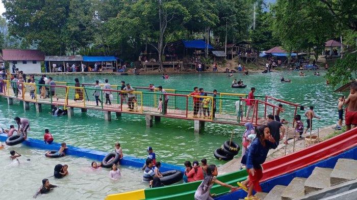 Wisata Gayo Lues Kolam Biru Rerebe di Kecamatan Tripe Jaya menyediakan wahana permainan dan kolam renang untuk pengunjung anak-anak dan dewasa.