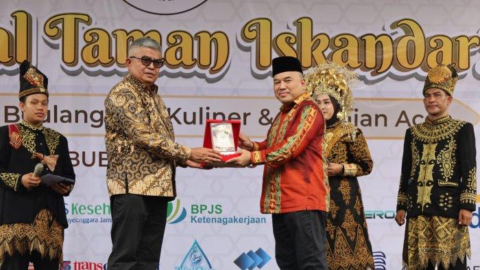 Penyerahan secara simbolik Halal Bi Halal yang digelar pengurus pusat Taman Iskandar Muda (TIM) Jakarta, Cibubur, Jakarta Timur pada Rabu (23/5/2024).