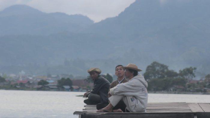 Wisatawan sedang menikmati danau dari dermaga Gayoquine di Kabupaten Aceh Tengah.