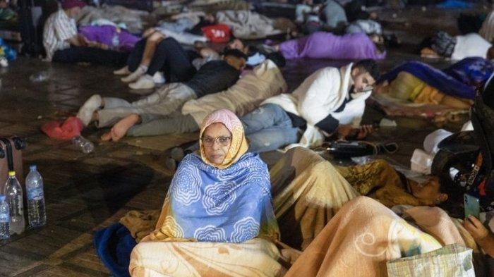 Warga berlindung di sebuah alun-alun setelah gempa bumi di Marrakesh pada 9 September 2023. Hampir 300 orang tewas setelah gempa bumi dahsyat mengguncang Maroko pada 8 September malam, menurut hitungan awal pemerintah, dengan penduduk Marrakesh melaporkan jeritan yang tak tertahankan setelah gempa berkekuatan magnitudo 6,8.(AFP/FADEL SENNA)