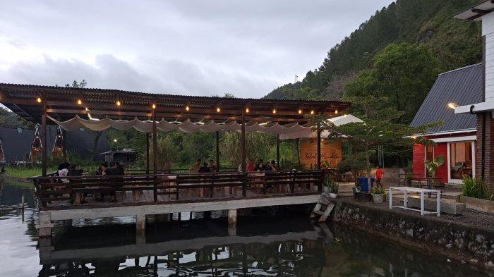 Salah satu sudut Kafe Teluk Mendale yang langsung berhadapan dengan Danau Laut Tawar, Sabtu (10/12/2022) sore