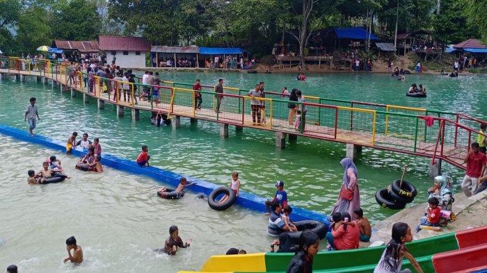 Objek wisata Air Terjun Kolam Biru di Rerebe Kecamatan Tripe Jaya di Kabupaten Gayo Lues, kini merupakan salah satu objek wisata di kabupaten itu yang paling digemari para pengunjung dan wisatawan lokal selama ini.