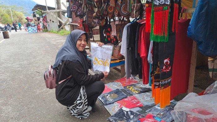 Objek wisata Pantan Terong kian bersolek dengan banyak menjual aksesoris kerawang gayo di Aceh Tengah.