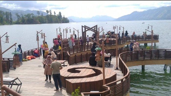 Wisatawan menikmati panorama Wisata Aceh Tengah, Danau Lut Tawar dari Dermaga Pante Menye.