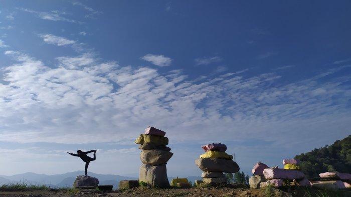 Kabut Misterius di bentangan danau yang indah bisa kamu rasakan ketika mengunjungi Wisata Batu Susun di Aceh Tengah, Aceh.