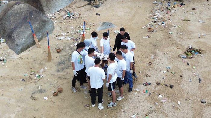 BERSIH - BERSIH PANTAI -- Crew Amaris Hotel Gorontalo bersih-bersih pantai Leato, Kota Gorontalo dalam momentum Hari Bumi yang diperingati setiap tanggal 25 April. Adapun bersih-bersih dilakukan pada pagi tadi, Sabtu (26/4/2025).