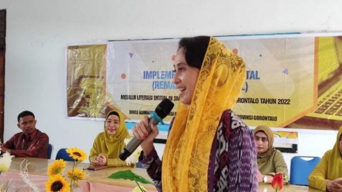 Anggota legislatif DPRD Provinsi Gorontalo, Yeyen Sidiki, memberikan sambutan di depan siswa siswi dalam kegiatan remaja cakap digital, di aula SMA 1 Bone Pantai, Bone Bolango, Kamis (10/11/2022).