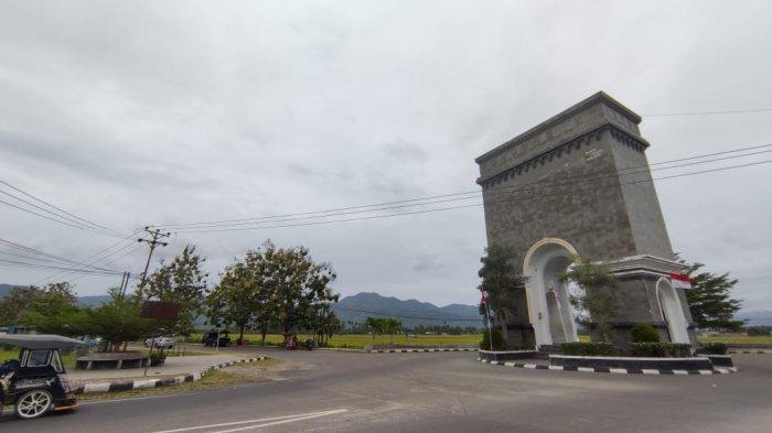 Center Point Bone Bolango yang berada di simpang lima, akan didesain serupa Tugu Jogja. Langkah itu kata Bupati Bone Bolango, Hamim Pou,  untuk menarik minat wisatawan.