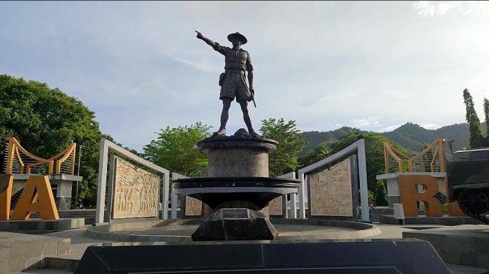 Patung Nani Wartabone di depan Lapangan Taruna Remaja Kota Gorontalo merupakan penghormatan warga Gorontalo ke pahlawan nasional tersebut.
