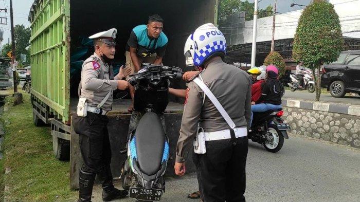 Belasan motor diangkut Satlantas Polres Gorontalo Kota. Kendaraan ini milik sejumlah pelanggar yang berhasil terjaring Operasi Patuh Otanaha 2022 di sejumlah titik, Senin (13/6/2022).