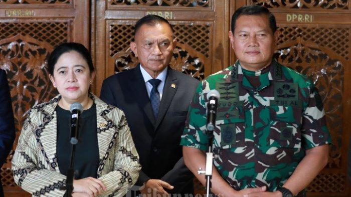 Ketua DPR Puan Maharani bersama Wakil Ketua DPR Lodewick Freidrich Paulus dan Calon Panglima TNI Laksamana TNI Yudo Margono memberikan keterangan usai Rapat Paripurna Ke-12 Masa Persidangan II Tahun Sidang 2022-2023 di Kompleks Parlemen, Senayan, Jakarta, Selasa (13/12/2022). DPR menyepakati penetapan Laksamana TNI Yudo Margono sebagai Panglima TNI untuk menggantikan Jenderal TNI Andika Perkasa yang akan memasuki masa pensiun.