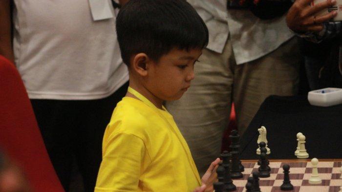 Abraham Melkior jadi peserta termuda dalam turnamen catur Gorontalo Cup ke VIII di Hotel Aston. Ia kini kelas 1 SD dan baru setahun ini belajar main catur.