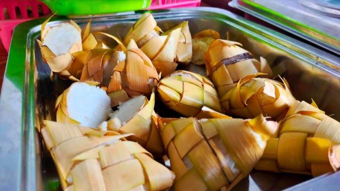 Ketupat di Mananggu, Boalemo, Provinsi Gorontalo, Rabu (17/4/2024).