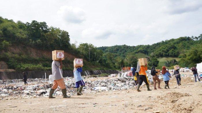 Para pemulung di TPA Talumelito pulang membawa paket sembako, Senin (19/6/2023).