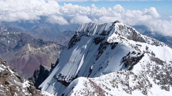 Es di Puncak Jaya Papua kini mulai mencair dan diprediksi akan segera hilang.