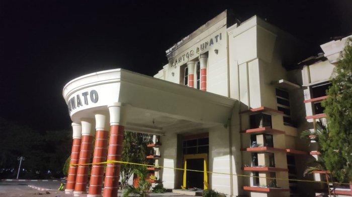 Kondisi Kantor Bupati Pohuwato usai dibakar oleh demonstran pada Kamis siang tadi (21/9/2023).