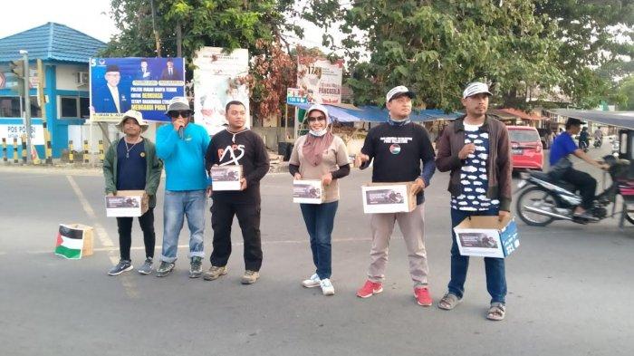 Anggota Pegiat Alam Pekerja Sosial (PAPS) Pohuwato Gorontalo saat menggalang dana untuk Palestina. FOTO: Rahman Halid