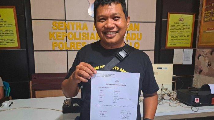 Roni Hilala, anggota Persatuan Seniman Komedi Indonesia (PaSKI) Gorontalo usai melapor di Sentra Pelayanan kepolisian terpadu (SPKT) Polres Gorontalo, Sabtu (27/4/2024).