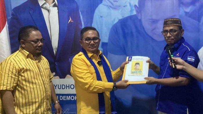 Marten Taha saat menyerahkan formulir penjaringan calon Gubernur Gorontalo di kantor Demokrat, Selasa (14/5/2024).