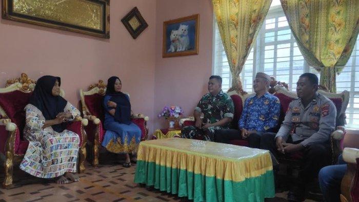 MUSYAWARAH -- Aparat desa bersama kepolisian dan TNI musyawarah dengan wanita paruh baya yang disebut-sebut sebagai dukun sesat (paling kiri), Kamis (17/4/2025). FOTO: Herjianto Tangahu, TribunGorontalo.com