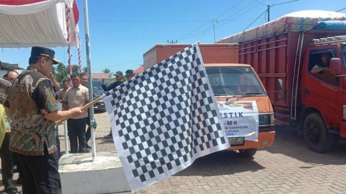 DISTRIBUSI SURAT SUARA - Distribusi Surat suara di wilayah kecamatan yang ada di Gorontalo Utara, Gubernur Provinsi Gorontalo Gusnar Ismail melepas Mobil Logistik PSU, Jumat (18/4/2025). FOTO: Efriet S Mukmin, TribunGorontalo.com