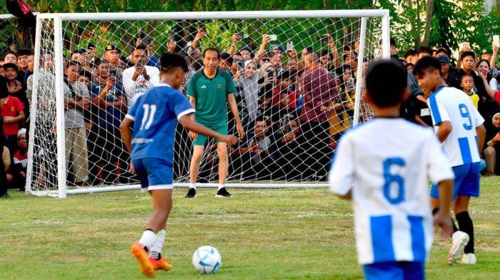 Momen saat Presiden Jokowi main bola di Gorontalo bersama anak-anak, Minggu (21/4/2024).