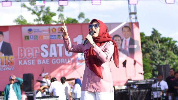 Moment Anggota DPRD Gorontalo Utara, Dheninda Chaerunnisa menyampaikan orasinya di depan ribuan pendukung paket Romantis di Lapangan Poso, Gorontalo Utara