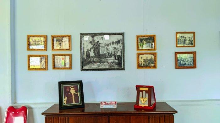 Sejumlah foto-foto dokumentasi yang dipajang di rumah Nani Wartabone, Senin (22/1/2024)