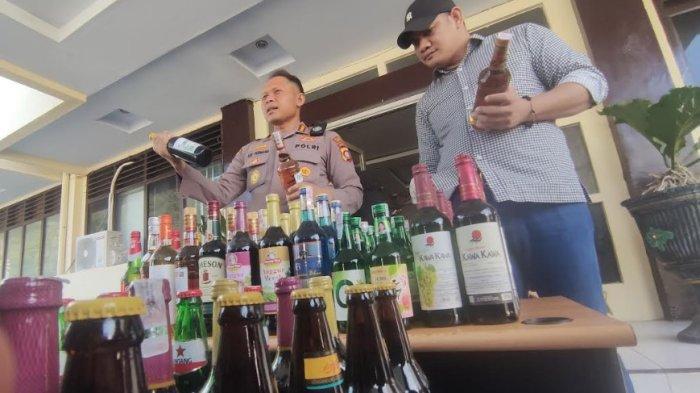 Kapolresta Gorontalo Kota, Kombes Pol Ade Permana memamerkan sejumlah miras di depan Polresta Gorontalo, Selasa (22/8/2023). FOTO: Husnul Puhi