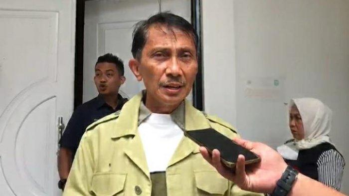 Bupati Gorontalo Nelson Pomalingo menjawab pertanyaan wartawan di kantornya, Rabu (3/2/2022).