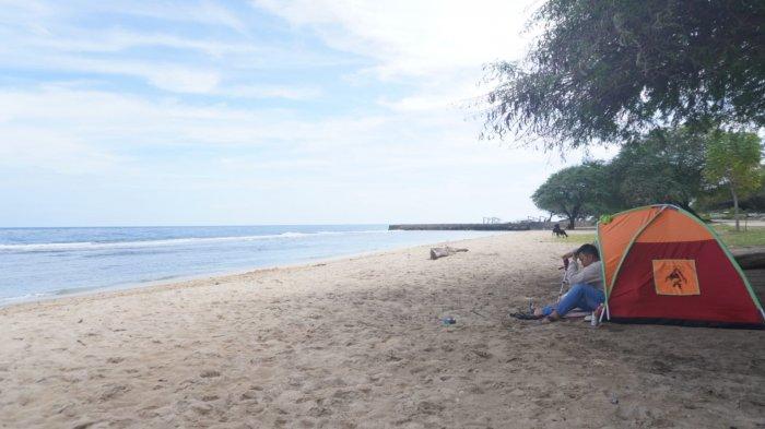 Wisatawan urban yang penat dengan kerjaan, kadang healing ke Pantai Kurenai sambil nge-camp.