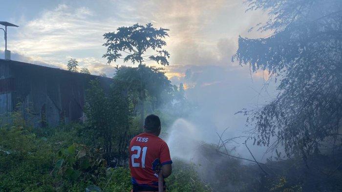 Damkar mencegah agar api tidak menjalar ke permukiman warga, Sabtu (25/8/2023).
