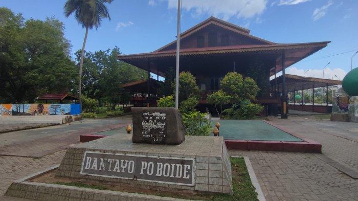Bangunan Bantayo Poboide keseluruhan terbuat dari kayu. Tempat yang dulunya sebagai balai pertemuan itu, kini menjadi destinasi wisata budaya di Kabupaten Gorontalo.